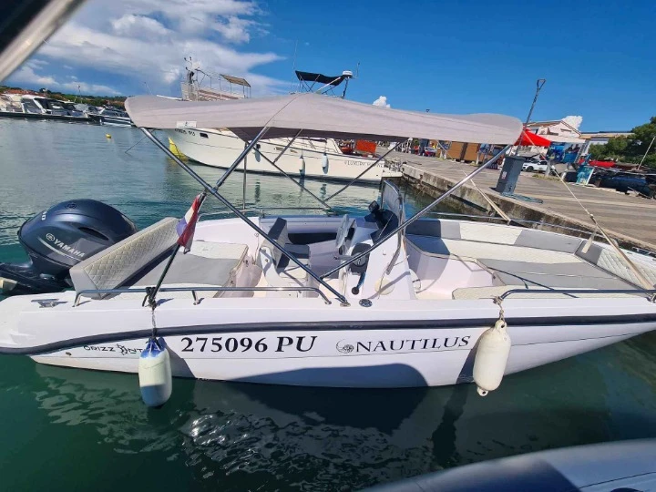 Pronajmout Motorová loď se skipperem či ne Orizzonti v Medulin