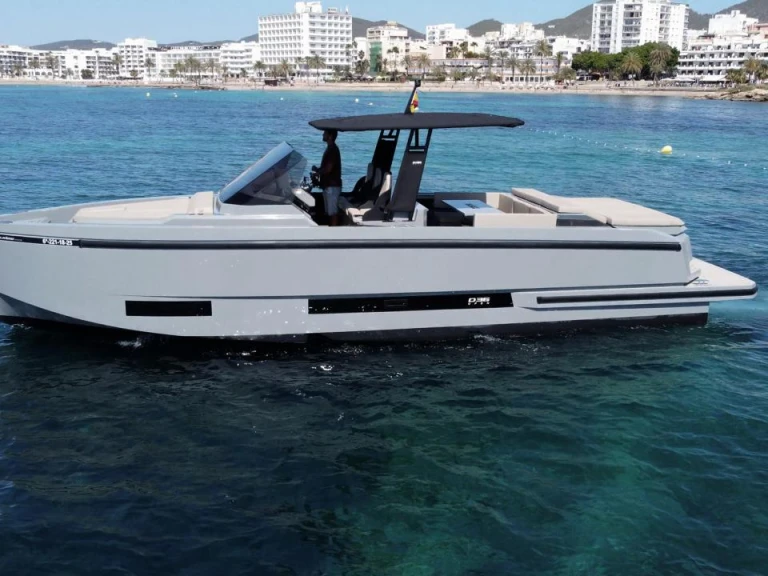 De Antonio d36 jednotlivci a charterové společnosti v Ibiza Town