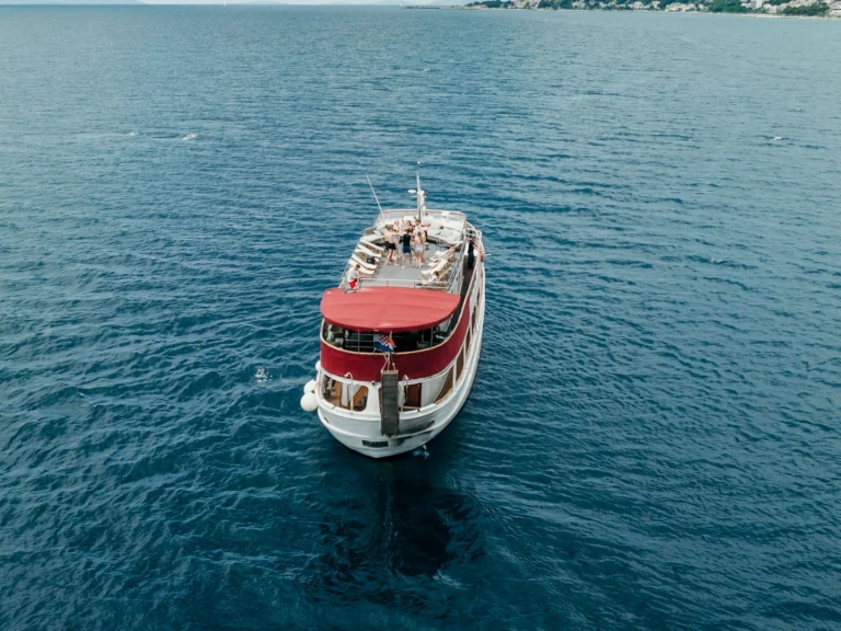 Betina Wooden Boat jednotlivci a charterové společnosti v Omiš