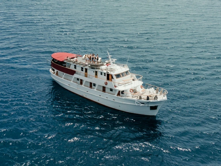 Betina Wooden Boat jednotlivci a charterové společnosti v Omiš