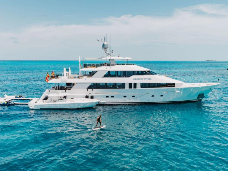 Westport MEMENTO VIVERE jednotlivci a charterové společnosti v Nassau