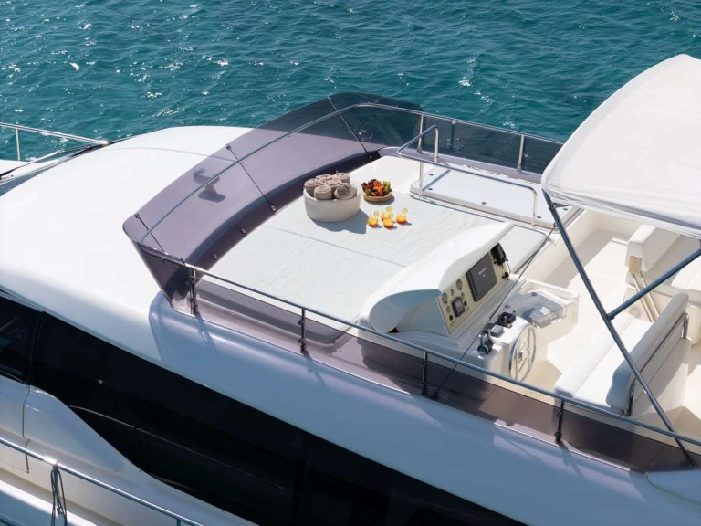Ferretti ESCAPE jednotlivci a charterové společnosti v Piraeus