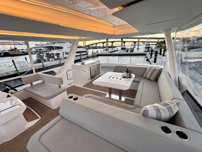 Pronajmout si Leopard Bru Sea v Nassau