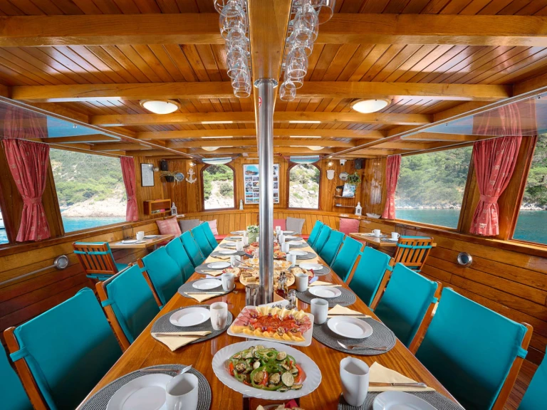 Custom MOJA MAJA jednotlivci a charterové společnosti v Split