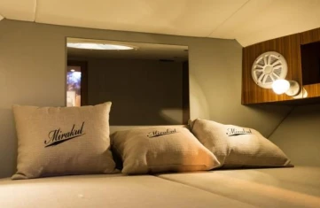 Grginić Mirakul 40 jednotlivci a charterové společnosti v Split