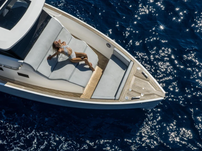 Pronájem Motorová loď Yacht s licencí