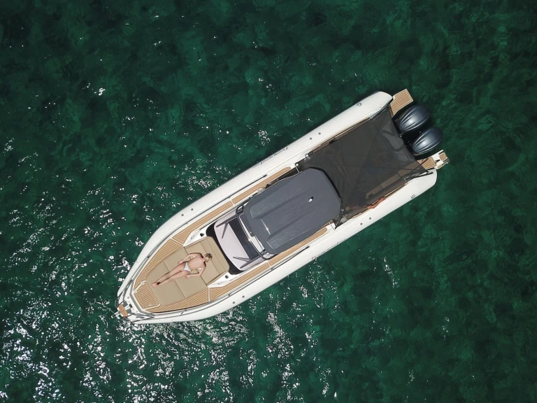 Pronajmout si Capelli Tempest 1000 WA v Marine de Sant'Ambrogio