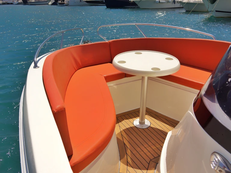 Motorová loď k pronájmu v Puerto Deportivo de Marbella za nejlepší cenu