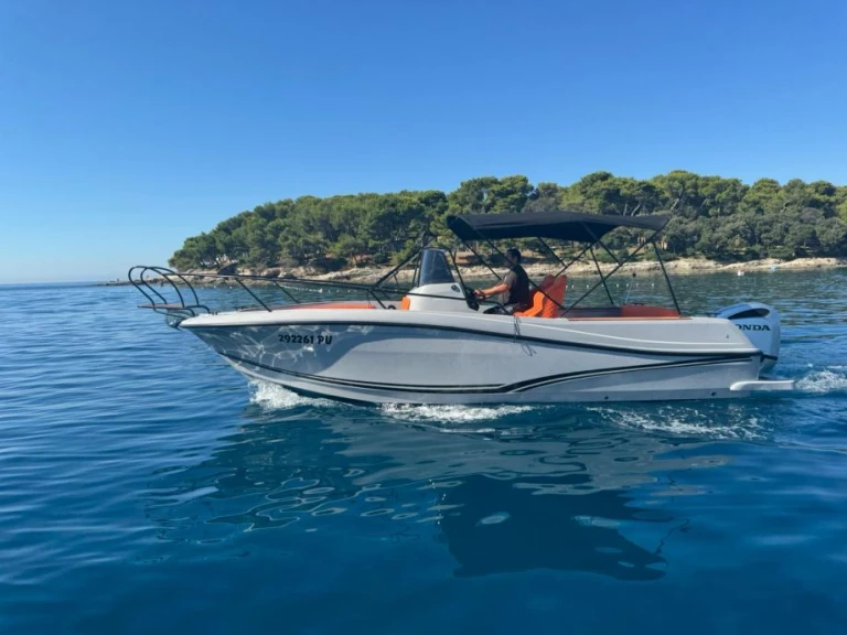 Pronájem Motorová loď Jeanneau s licencí