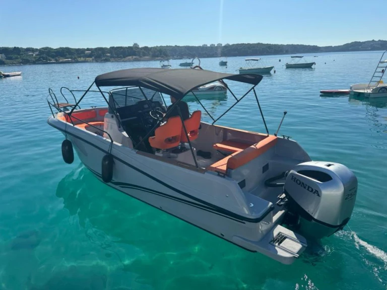 Jeanneau 755 jednotlivci a charterové společnosti v Makarska