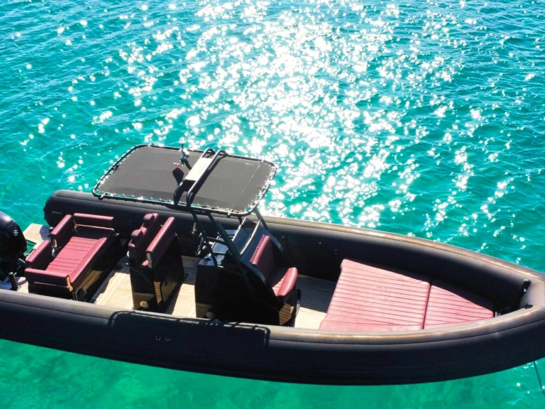 Polotuhá loď k pronájmu v Marina di Portisco za nejlepší cenu