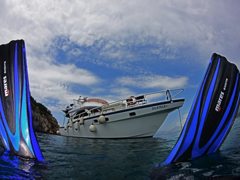 Pronájem Motorová loď Custom Made s licencí