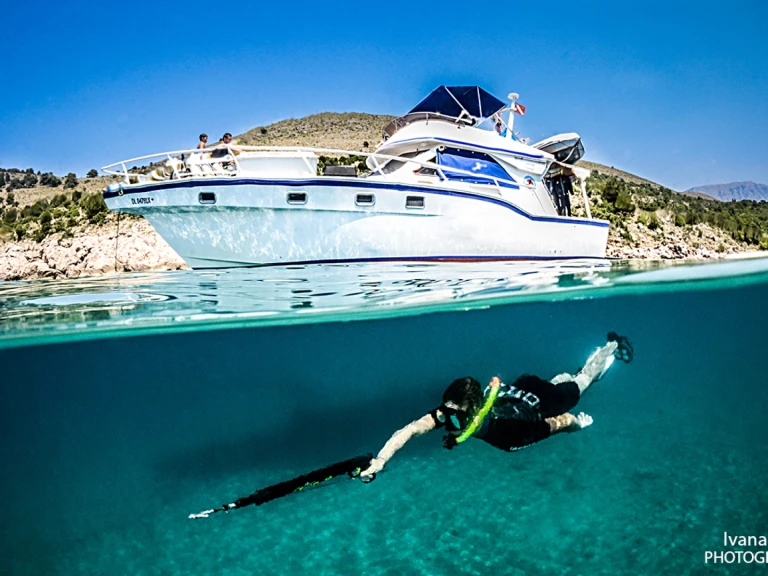 Custom Made Striker 50 jednotlivci a charterové společnosti v Bar