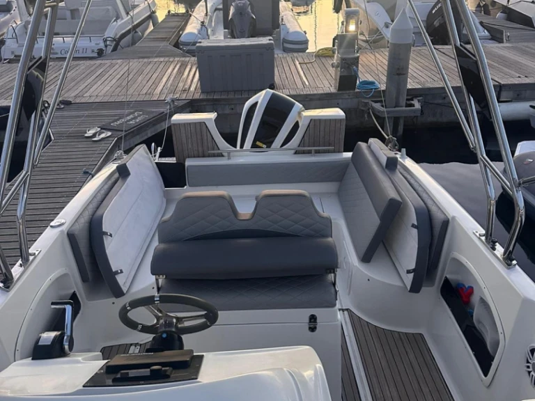 Motorová loď k pronájmu v Castellammare di Stabia za nejlepší cenu