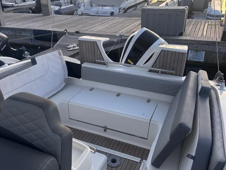 Saver Saver 750 Cabin  jednotlivci a charterové společnosti v Castellammare di Stabia