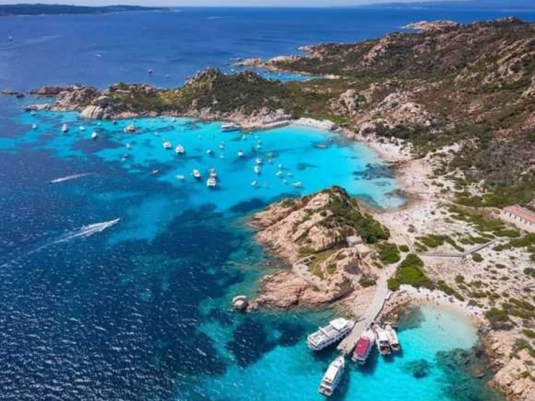 Pronajmout Polotuhá loď se skipperem či ne Magnus v Porto Rotondo