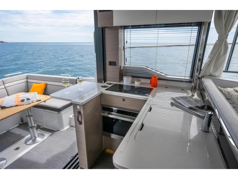 Jeanneau Merry Fisher 1295 jednotlivci a charterové společnosti v Trogir