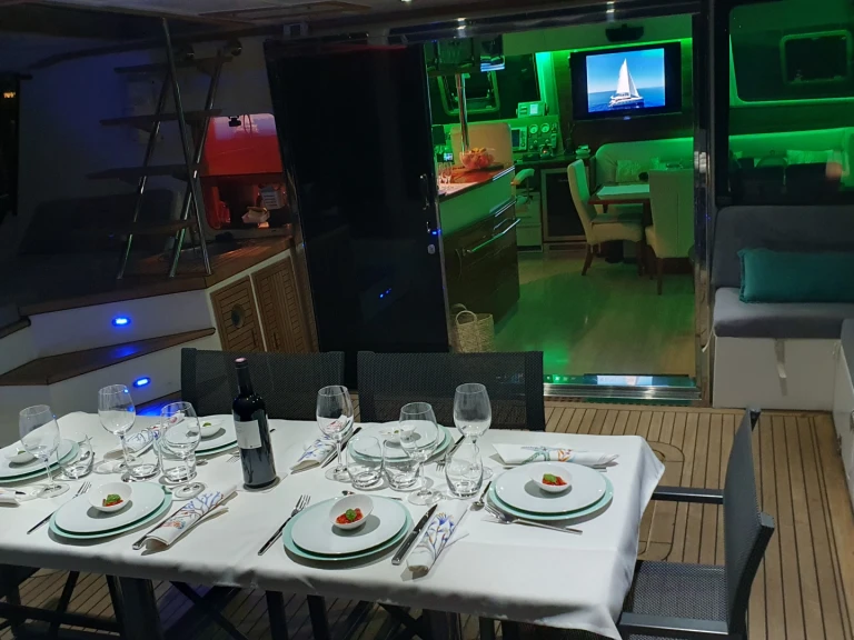 Pronajmout Katamarán se skipperem či ne Sunreef v Bormes-les-Mimosas