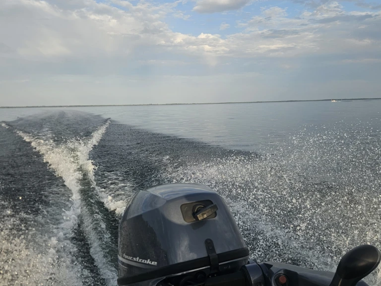 Pronájem Motorová loď Boston Whaler s licencí