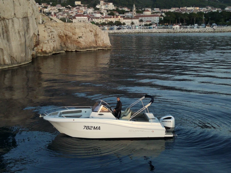 Pronajmout si Atlantic Marine 750 Open v Makarska