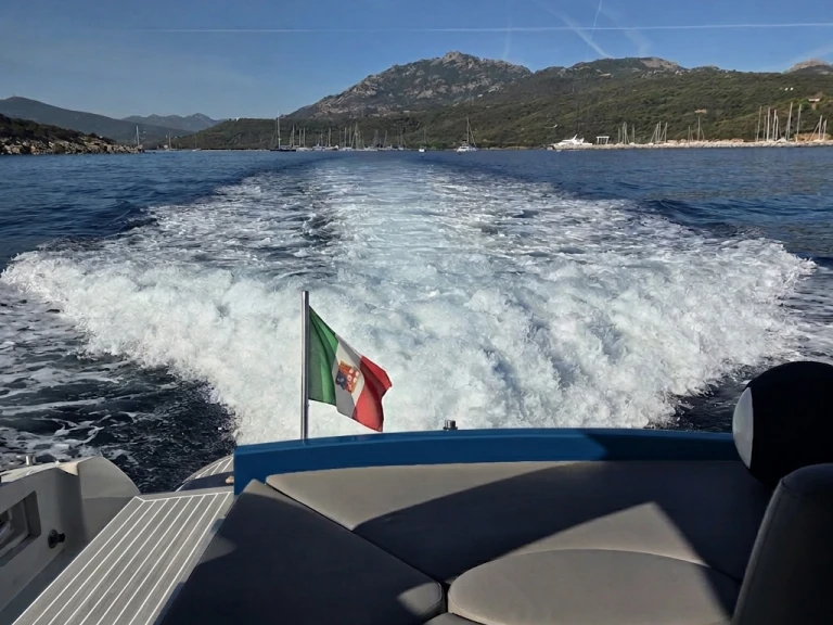 Pronajmout Motorová loď se skipperem či ne Baia v Poltu Quatu