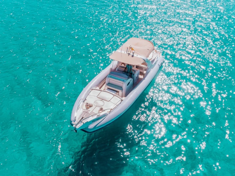 Polotuhá loď k pronájmu v Ibiza Town za nejlepší cenu