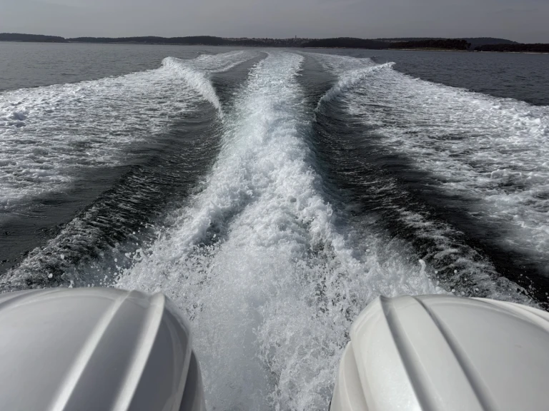 Pronajmout Motorová loď se skipperem či ne Jeanneau v Medulin