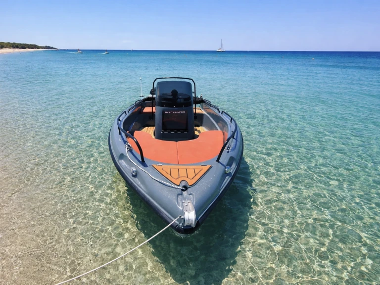 Poseidon Blu Water 170 jednotlivci a charterové společnosti v Mílos