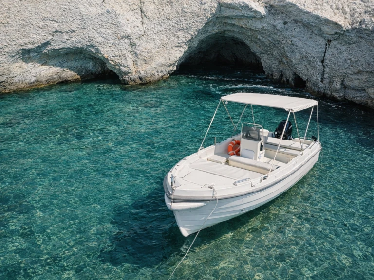 Pronájem lodi Assos 450 v Provatás na Samboatu