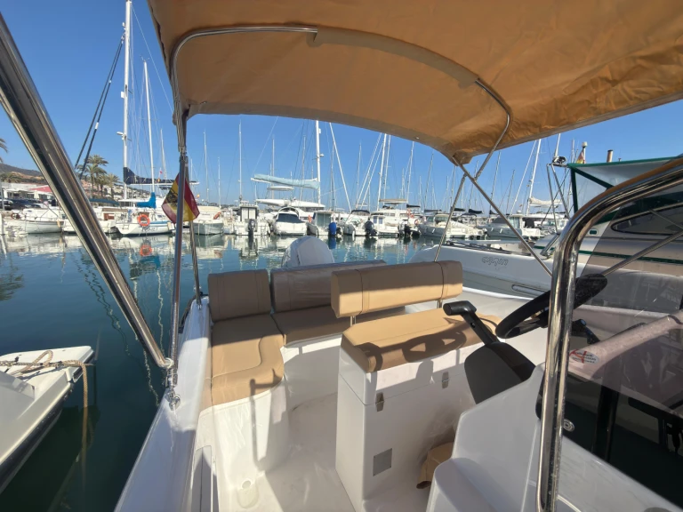 Pronájem jachty v Port Ginesta -Allegra Boats Action 21D na Samboatu