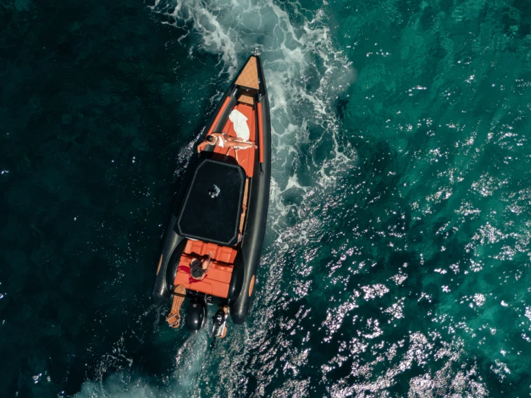 Pronajmout si  Motorboat v Gouvia