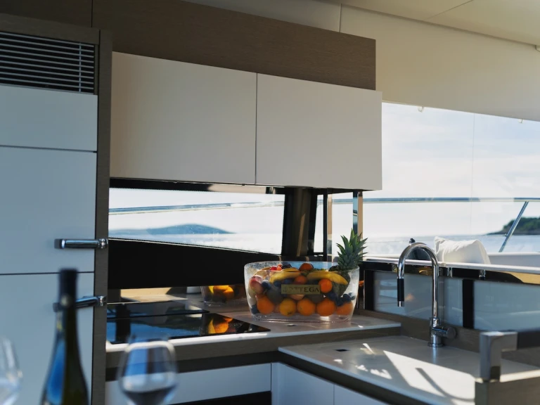 Pronajmout si Jeanneau Prestige 520 S v Marina Lav