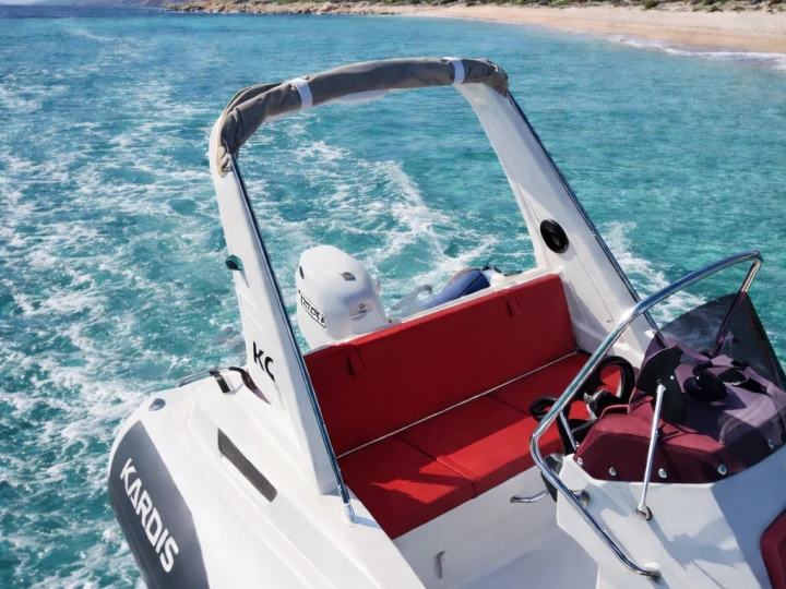 Pronajmout si Kardis Kardis Fox 570 v Marina di Portisco