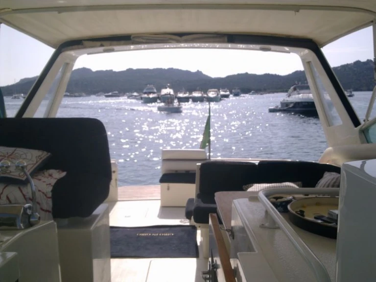 Pronajmout si Bertram 38 Special v Punta Ala