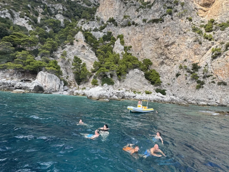 Pronájem Polotuhá loď Joker Boat s licencí