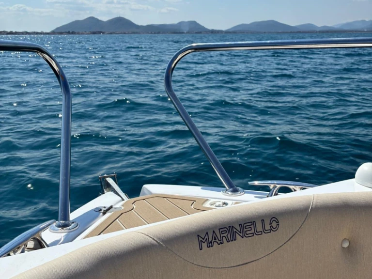 Motorová loď k pronájmu v Marina de Bonaire za nejlepší cenu