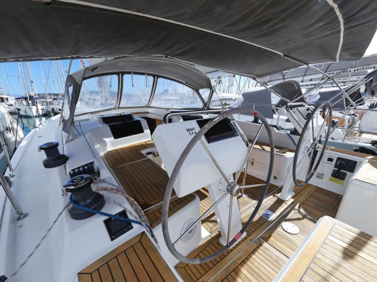 Pronájem jachty v Donji Seget -Hanse Hanse 455 na Samboatu