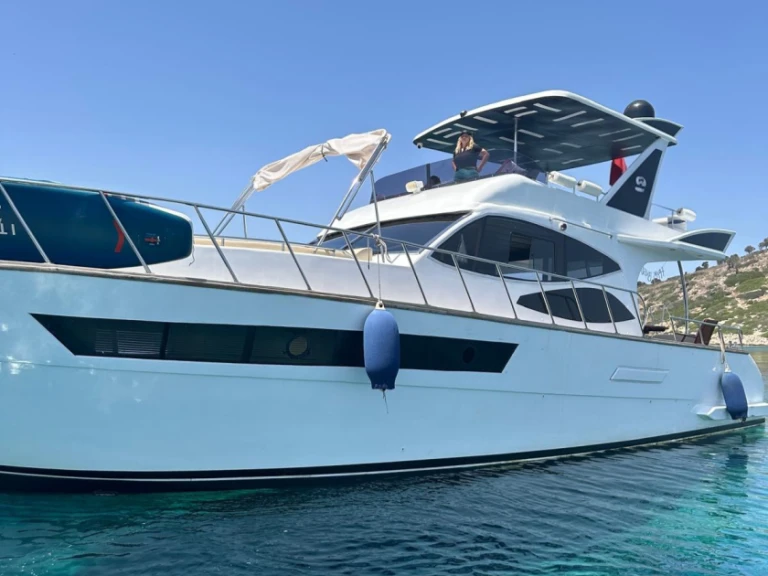 Pronájem Jachta Custom Made s licencí