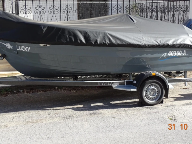 Motorová loď k pronájmu v Parálio Ástros za nejlepší cenu