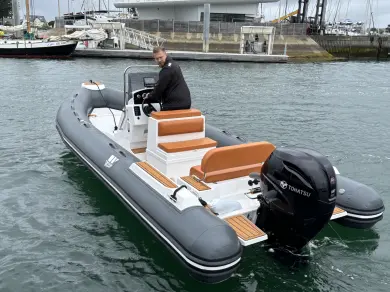 Polotuhá loď k pronájmu v Arzon za nejlepší cenu