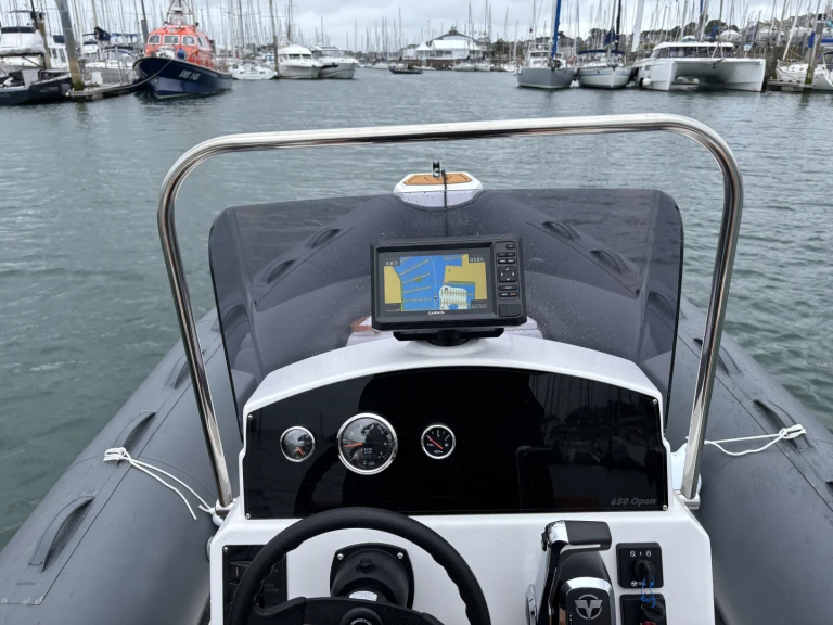 Tiger 650 Open jednotlivci a charterové společnosti v Arzon