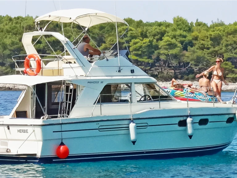 Pronájem lodi Mali Lošinj lákavé ceny Princess 35 Fly