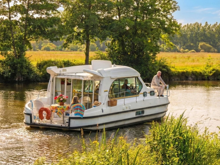 Nicols Yacht Nicols Sedan 1010 jednotlivci a charterové společnosti v Amieira
