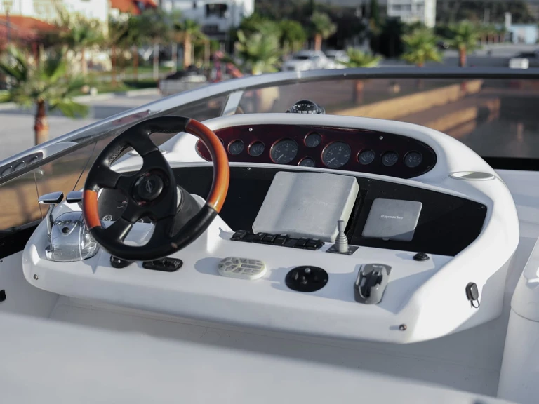 Pronajmout Jachta se skipperem či ne Sunseeker v Himarë