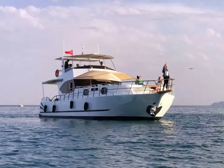 Pronájem Motorová loď Custom s licencí