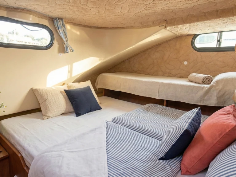 Pronajmout Motorová loď se skipperem či ne Nicols Yacht v Dole