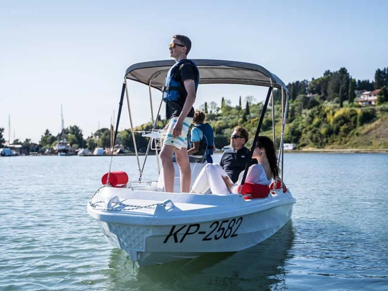 Pronájem lodi ROTO 450s Family v Marseille na Samboatu