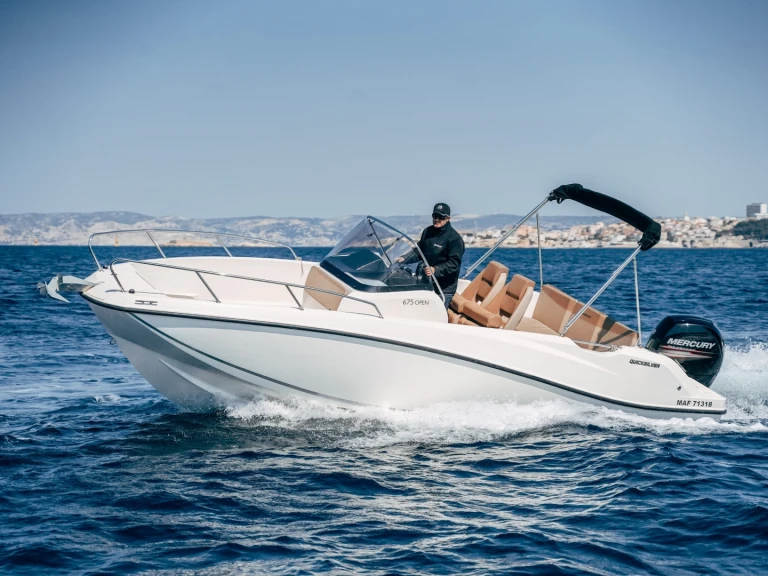 Quicksilver Activ 675 Open jednotlivci a charterové společnosti v Marseille