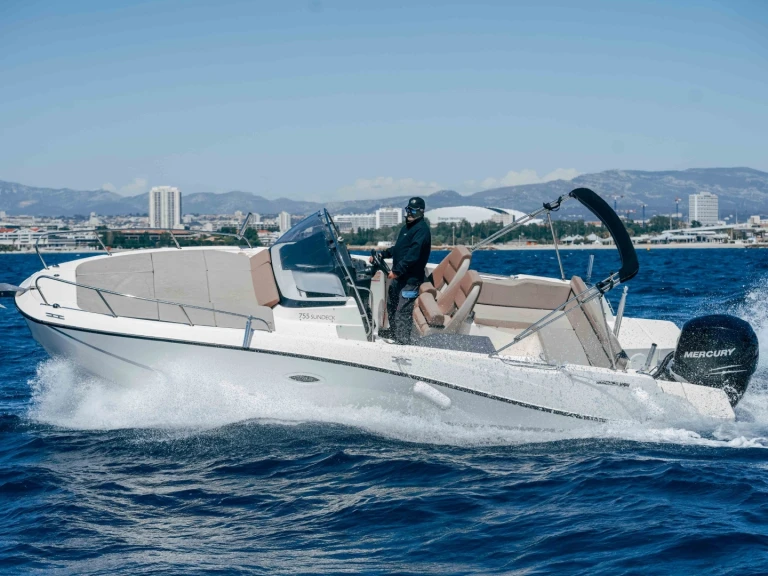 Pronájem lodi Marseille lákavé ceny Activ 755 Sundeck