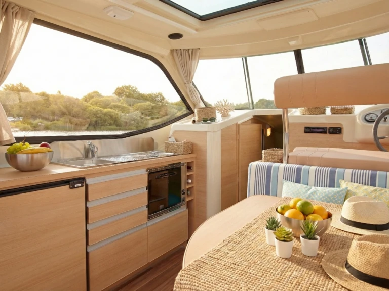 Pronajmout Motorová loď se skipperem či ne Nicols Yacht v Dole